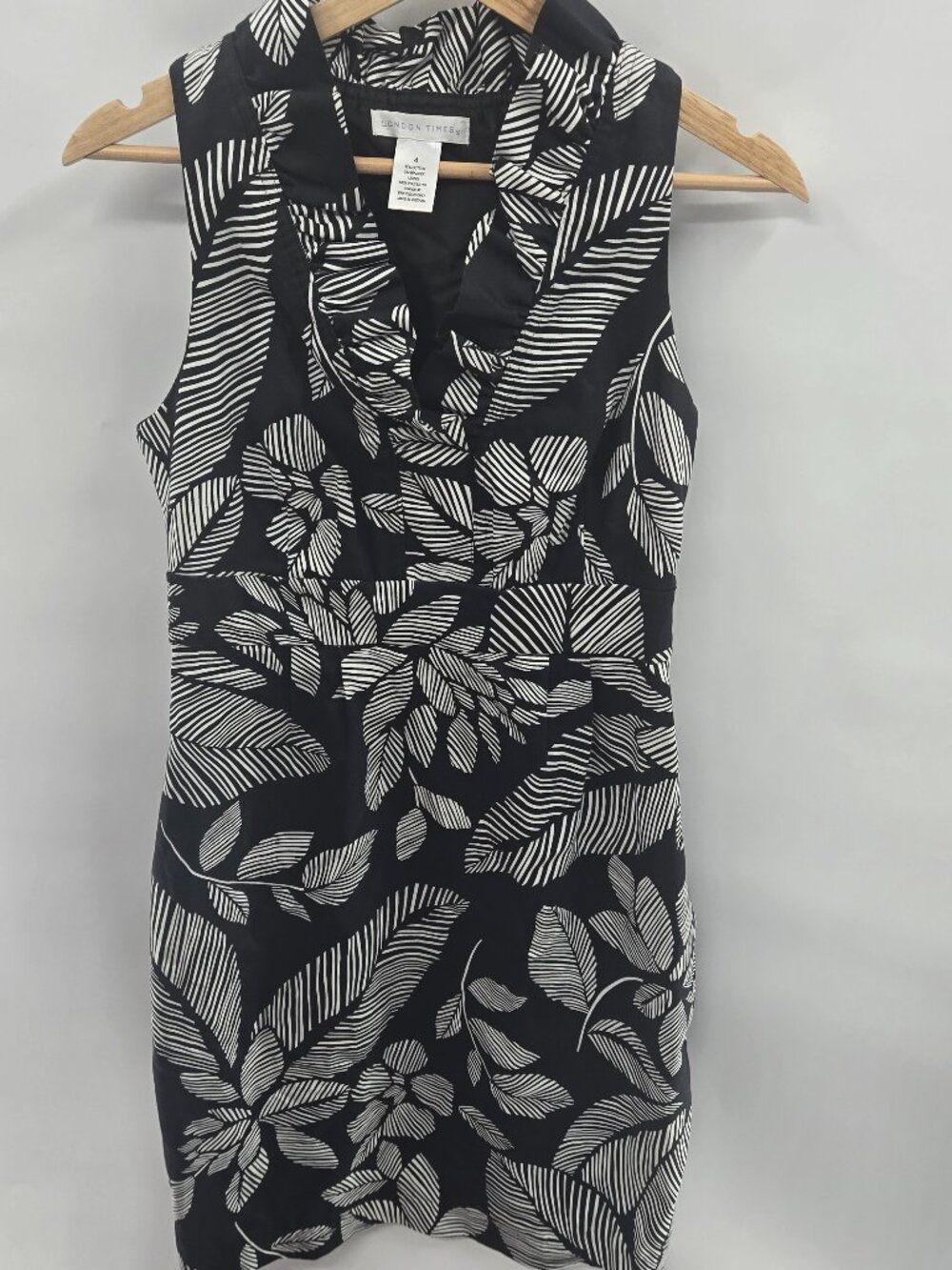 London Times Black White Palm Frond Tropical Sleeveless Shift Dress Size 4